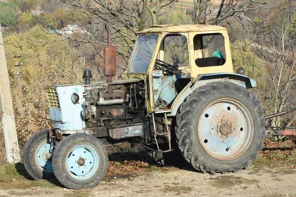 Παλιό Ντιζελοκίνητο Γεωργικά Μηχανήματα Στη Φάρμα Αγροτικό Τοπίο — Φωτογραφία Αρχείου