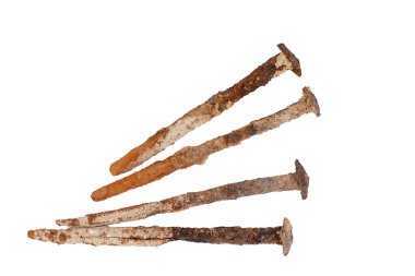 Eski metal çiviler, aşınmadan zarar görmüş, dağılmış. Retro çiviler. Beyaz arkaplanda izole. 