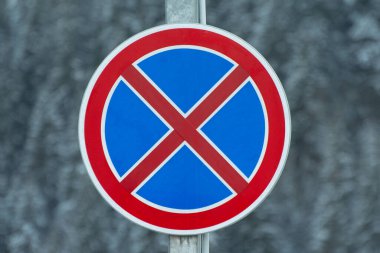 Direkte yol tabelası. Durdurmak yasaktır..