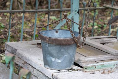 Eski köy. Kuyunun çatısında metal bir kova boş duruyor..