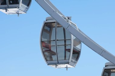 Dönme dolap kabini yakın plan. Karpatlar 'da kış tatili. Bukovel 'deki eğlence parkında çekim.