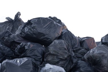 Çöp yığını: kağıt bardak, boş şişe, plastik. Siyah çöp torbaları, beyaz arka planda izole edilmiş.. 