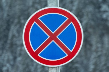 Direkte yol tabelası. Durdurmak yasaktır..