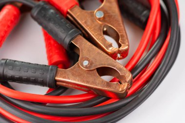 Araba aküsü kıskaçları ve kablolar, kapatın. Arabanın şarjı..