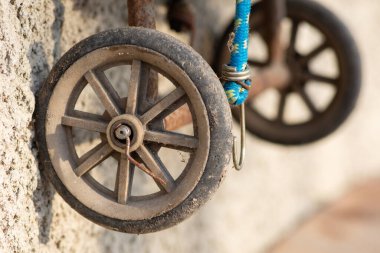 El bagajı taşımak için el arabası tekerlekleri..