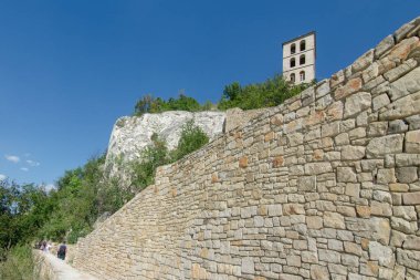 Lyadovsky 'deki kaya duvarı Usiknovinsky erkek manastırını sallıyor, Ukrayna' nın Vinnytsya bölgesindeki Lyadova köyü. Dini sembolizm ve ikonografiye seyahat. 