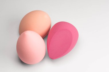 Makyaj süngeri. Beyaz arka planda izole edin. Yüz makyajı için kozmetik sünger pedi. 