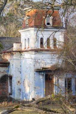 Ukrayna Barok tarzında eski tuğla bina, mülk. Mimari eserlerin restorasyonu.