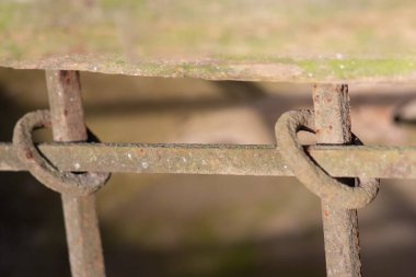 Eski bir hapishanenin pencere ve tuğla duvarı. Güçlü çelik parmaklıklar..