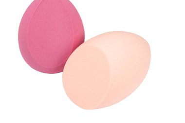 Beyaz arka planda birkaç makyaj süngeri izole edilmiş..