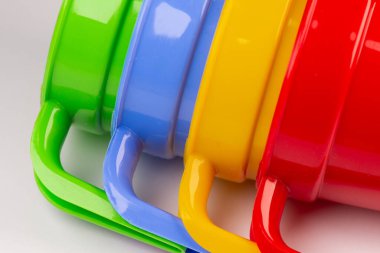 Sıvı için çok renkli plastik bardaklar, yakın çekim. Soyut arkaplanlar.