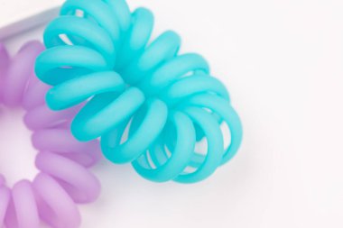 Çok renkli elastik saç bağları, yakın çekim. Soyut arkaplanlar.