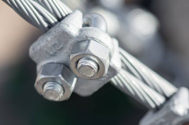 Demir kabloların çelik bir döner tokayla bağlanması ve bağlanması. Galvanizli çelikten yapılmış kablo parçaları, kıskaçlar. İp parkı için perhiz sistemi.