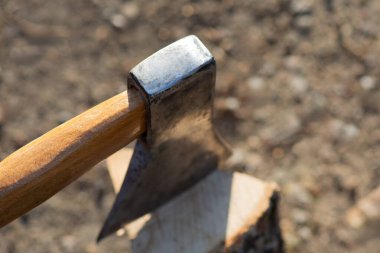 Balta bıçağının arkası, yakın plan. Evi ısıtmak için odun kesiyorum. Oduncu işi..