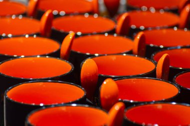 Çay ya da kahve için seramik turuncu bardaklar. Hediyelik eşyalar için el yapımı kupalar.