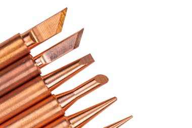 Lehim yapmak için çeşitli şekillerde bakır uçlar. Lehim araçları beyaz arkaplanda izole edildi.