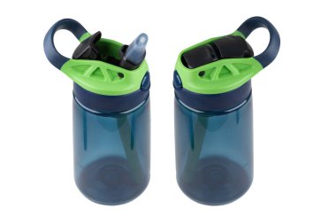 Hijyenik Tritan plastiğinden yapılmış çocuk su şişesi. Çocukla dışarıda yürümek için sıvı konteynır. Ön projeksiyon, beyaz arkaplanda izole et.