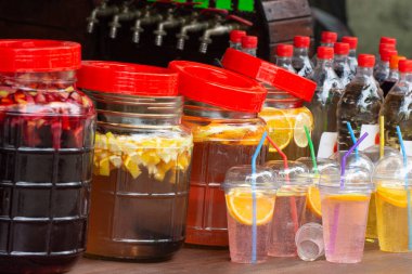 Meyve suyu, meyve suyu ve köy panayırındaki bir masanın üzerindeki kvass gibi alkolsüz içecekler..