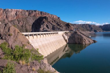 Valle Grande Rezervuarı, San Rafael şehri yakınlarındaki Atuel nehri, Mendoza ili, Cuyo bölgesi, Arjantin