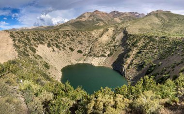 Pozo de las Animas, Mendoza, Arjantin. Alçı taşı gibi yeraltı kayalarının erimesi sonucu oluşan doğal bir olgudur. Yeraltı su tabakalarının sızıntısı sonucu oluşmuştur.