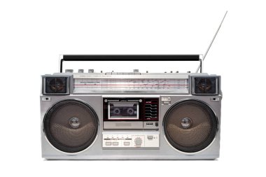 1980 'lerin teyp radyo kasetçaları - ghettoblaster beyaz arka planda izole edildi