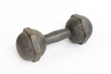 Beyaz arka planda izole edilmiş eski siyah metal halterler, egzersiz ekipmanları ve spor ekipmanları.