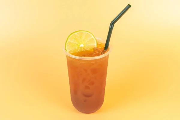 Κρύο Τσάι Μαύρο Τσάι Λεμόνι Πλαστικά Ποτήρια Πορτοκαλί Φόντο Δροσιστικό — Φωτογραφία Αρχείου