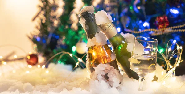 圣诞庆祝酒 雪地上的酒杯 圣诞树装饰 背景模糊 圣诞背景设计 灯火通明 — 图库照片