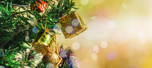 Versierde Kerstboom Wazig Achtergrond Achtergrond Kerst Ontwerp Van Bokeh Lichten — Stockfoto