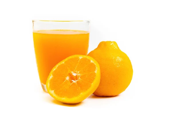 Versheid Sinaasappelsap Helder Glas Sinaasappel Schijfje Sinaasappel Witte Achtergrond Rechtenvrije Stockfoto's