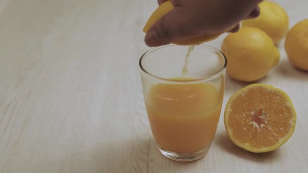 Squeeze Jus Jeruk Dengan Tangan Kesegaran Jus Jeruk Closeup Latar — Stok Video
