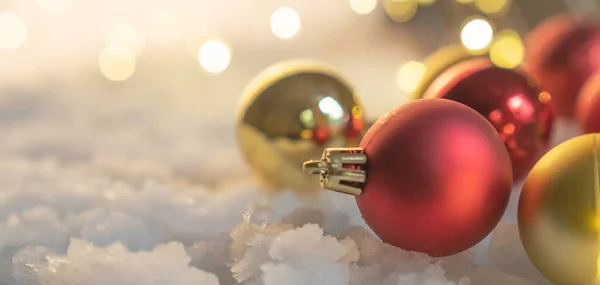 雪の上のクリスマスボールと背景のぼやけたクリスマスの背景デザインのクリスマスツリーの装飾 ボケライト — ストック写真
