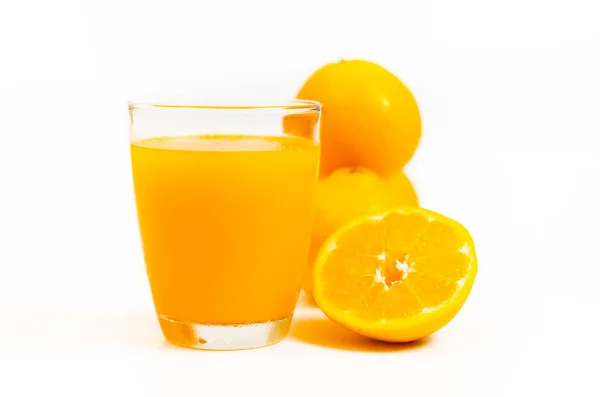 Čerstvý Pomerančový Džus Čirém Skle Pomerančová Plátky Pomerančová Bílém Pozadí — Stock fotografie