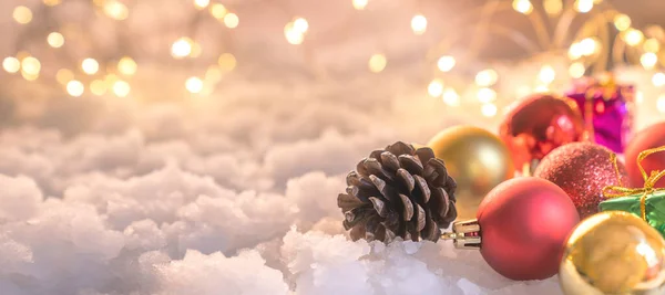 Weihnachtskugel Auf Schnee Und Christbaumschmuck Auf Verschwommenem Hintergrund Weihnachten Hintergrund — Stockfoto