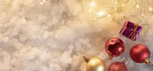 雪の背景にクリスマスボール クリスマスの背景デザインとボケライト — ストック写真