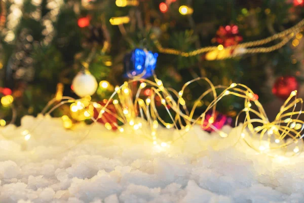 Kerstfeest Sneeuw Kerstboom Decoratie Wazig Achtergrond Kerst Achtergrond Ontwerp Bokeh — Stockfoto