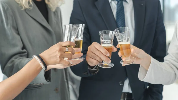 Zakenmensen Die Champagne Drinken Het Succes Van Investeringsovereenkomst Vieren Een — Stockfoto