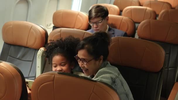 Familia Turística Avión Chica Charlando Felizmente Con Abuela Avión Mientras — Vídeo de stock