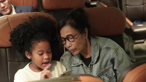 Uçaktaki Bir Turist Ailesi Seyahat Ederken Büyükannesiyle Mutlu Bir Şekilde — Stok video