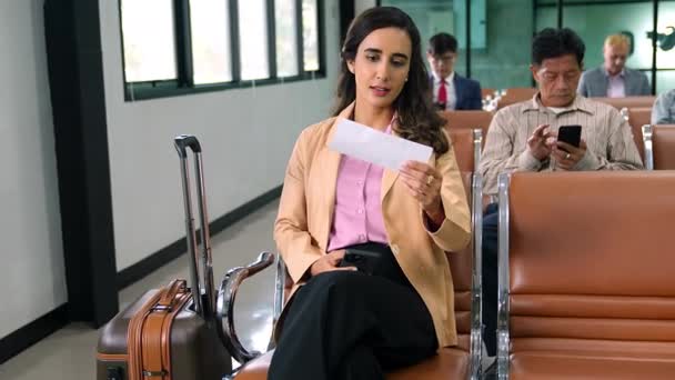 Empresária Verificando Passagens Embarque Voo Pessoas Sentadas Cadeiras Aeroporto Esperando — Vídeo de Stock
