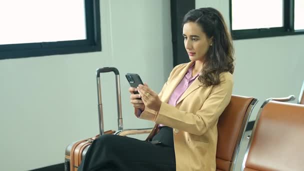 Affärskvinna Kontrollerar Flygpassagerares Boardingkort Personer Som Sitter Flygplatsstolar Och Väntar — Stockvideo
