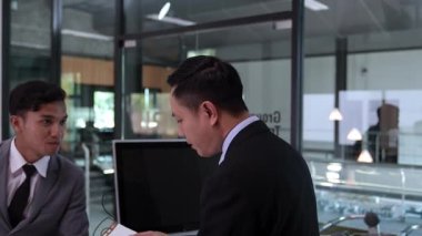 İş adamı havaalanı personeliyle uçuşu kontrol ediyor..