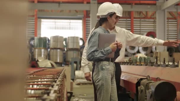Hoofdingenieur Legt Machinebediening Uit Aan Leidinggevenden Zware Industriële Fabrieken Veiligheid — Stockvideo