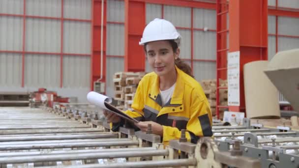 Ingeniera Una Fábrica Industrial Profesional Trabajadores Que Usan Cascos Seguridad — Vídeos de Stock