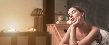 Spa salonunda rahatlama, güzel beyaz kadın rahatlatıcı ortamı seviyor, kokulu mumların taze kokusuyla çevrili, mesajınız için fotokopi alanı ile birlikte..