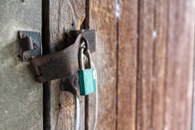 Kilit kapısının anahtarı, kapıyı kilitleyen çelik plaka sökülmüş..