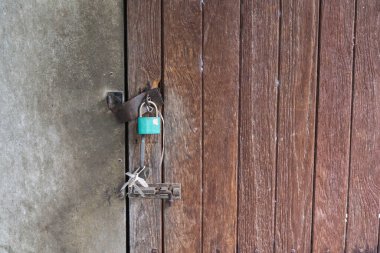 Kilit kapısının anahtarı, kapıyı kilitleyen çelik plaka sökülmüş..