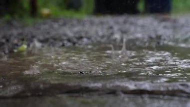Kayalara düşen yağmur damlaları ve su birikintileri. Geceleri sağanak yağış 4k.