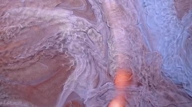 Yüksek Akıcı Akışkan Boyama. Dalgalanan parıltılı yüzey. Güzel metalik pembe, mor, leylak desenli yakın plan boya. Sıvı ağır çekim sanatı. Renkli Kaos Türbülansı. Soyut Renkli Tasarım.