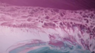 Yüksek Akıcı Akışkan Boyama. Dalgalanan parıltılı yüzey. Güzel metalik pembe, mor, leylak desenli yakın plan boya. Sıvı ağır çekim sanatı. Renkli Kaos Türbülansı. Soyut Renkli Tasarım.